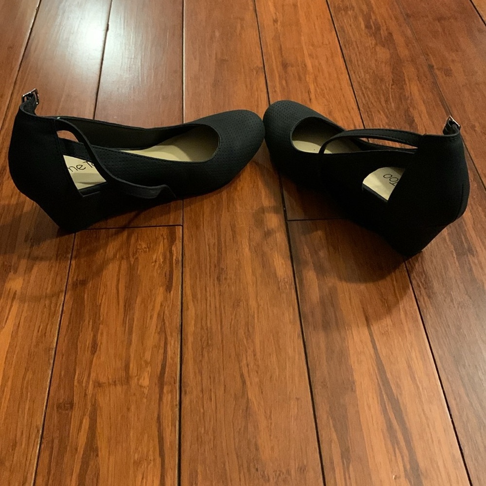 Shoes - Picture 4 of 8